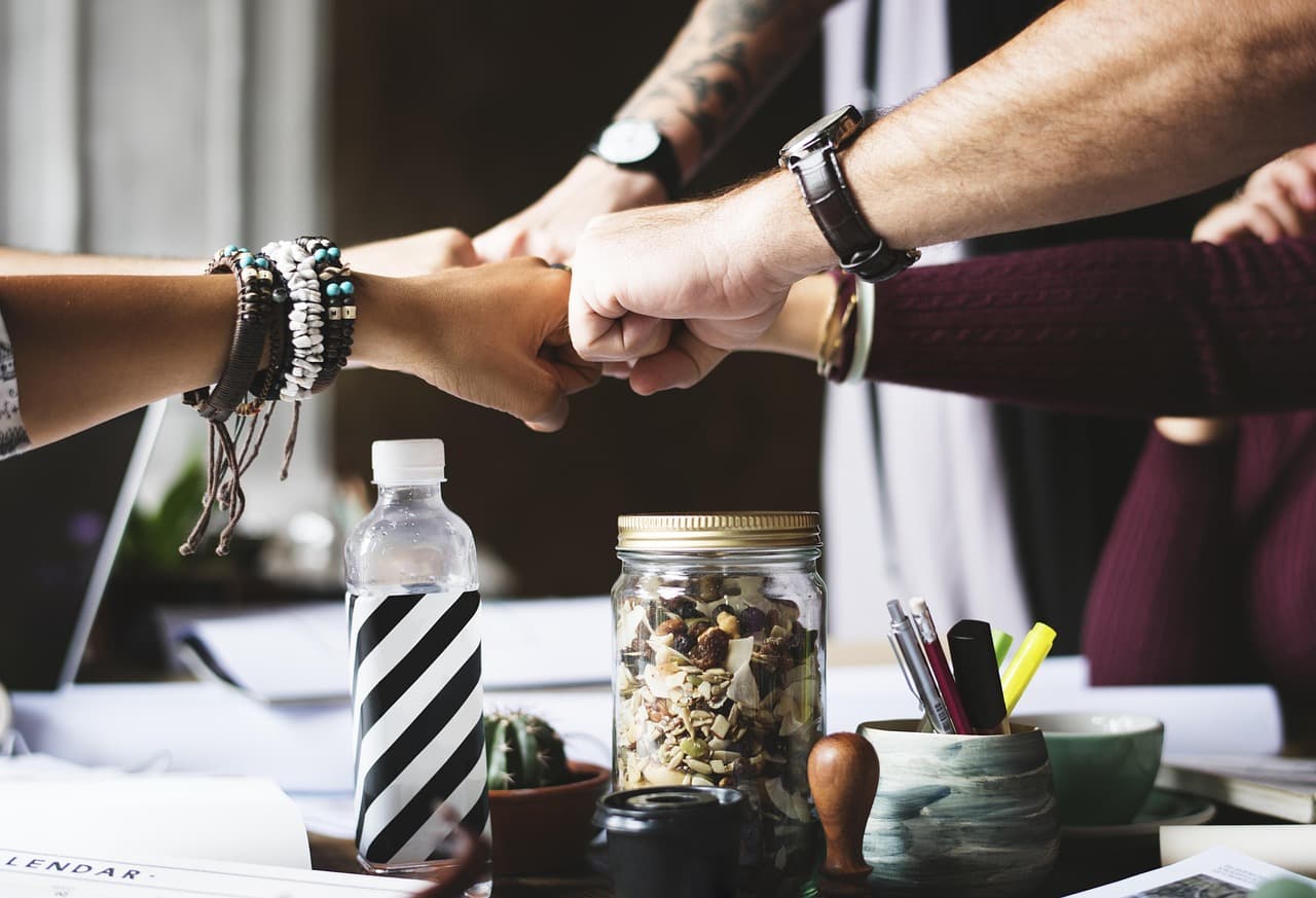 Équipe réunie autour d'une collaboration structurée