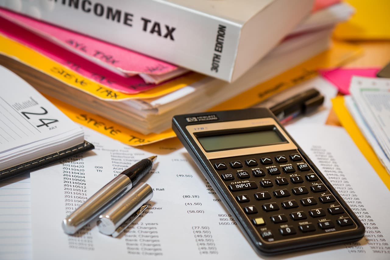 Micro-entrepreneur calculant ses cotisations Urssaf 2026