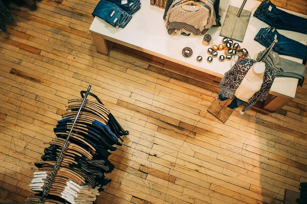 Boutique indépendante de vêtements vue depuis la mezzanine