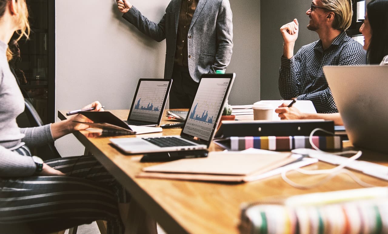 Équipe réunie autour d'une séance de travail